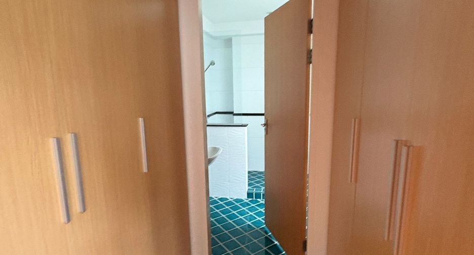 Аренда 4 спальни кондо в Щаттхана, Бангкок