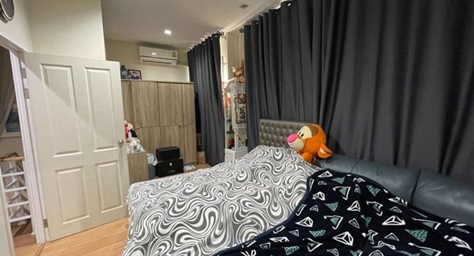 For sale 3 bedrooms townhouse in Mueang Samut Prakan, Samut Prakan