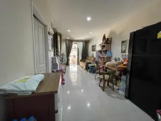 Casa adosada en venta de 3 habitaciones en Mueang Samut Prakan, Samut Prakan