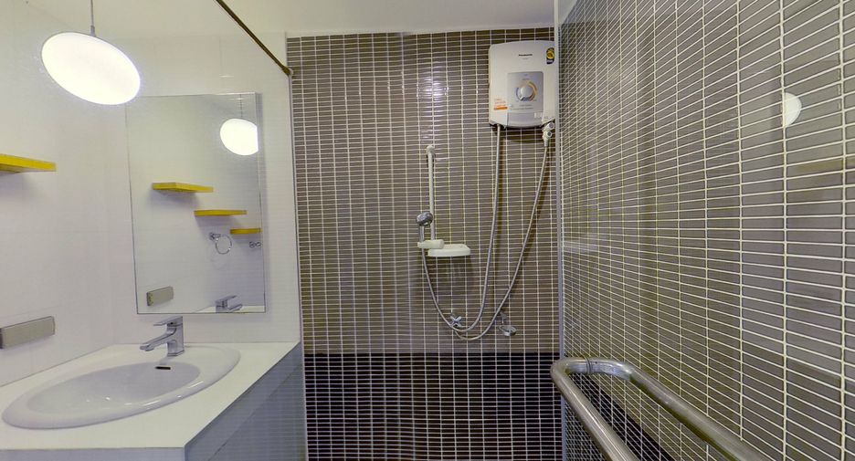 For rent 3 bedrooms condo in Khlong Toei, Bangkok