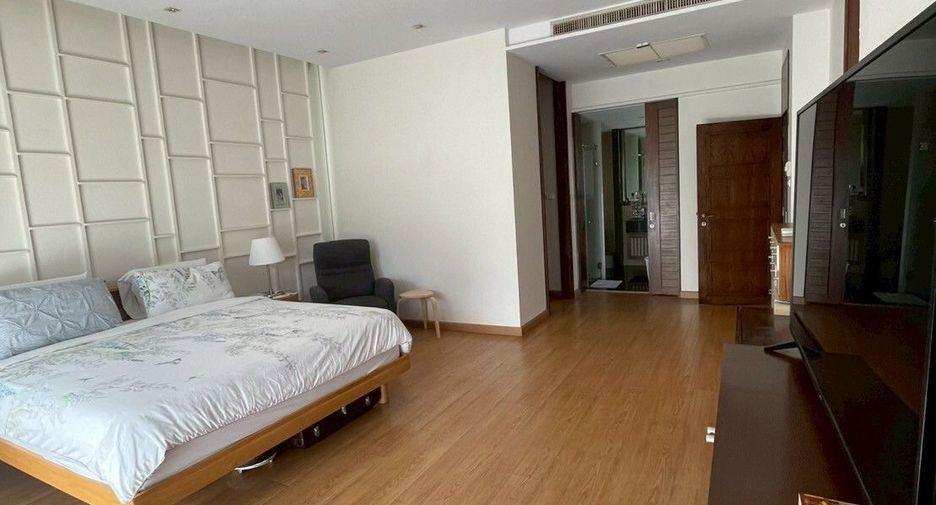 For rent 5 bedrooms house in Watthana, Bangkok