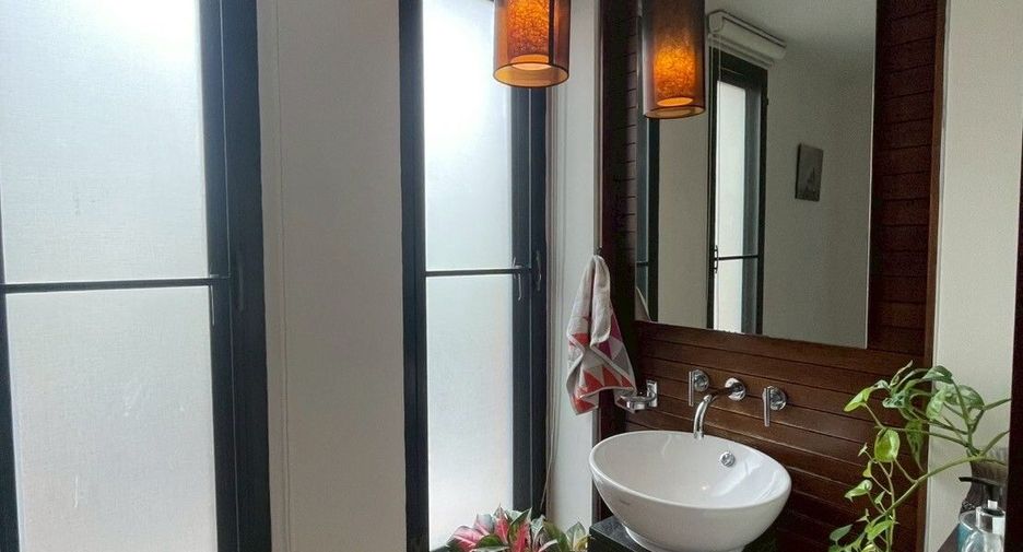 For rent 5 bedrooms house in Watthana, Bangkok