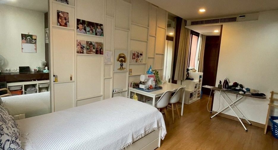 For rent 5 bedrooms house in Watthana, Bangkok