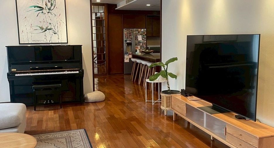 For rent 5 bedrooms house in Watthana, Bangkok