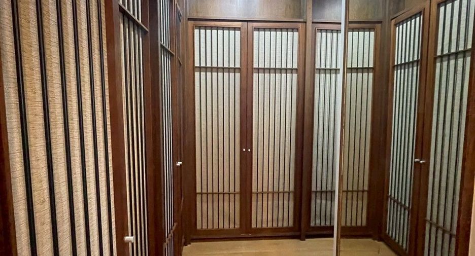 For rent 5 bedrooms house in Watthana, Bangkok