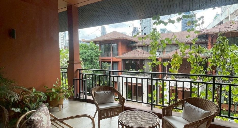 For rent 5 bedrooms house in Watthana, Bangkok