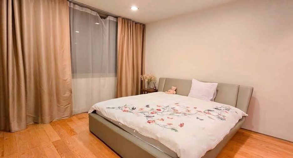 For rent 3 bedrooms condo in Khlong Toei, Bangkok