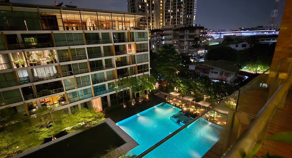 For rent 3 bedrooms condo in Khlong Toei, Bangkok