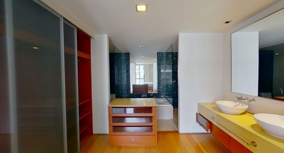 For rent 3 bedrooms condo in Khlong Toei, Bangkok