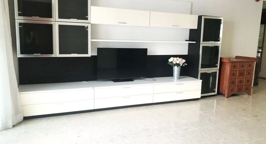 For rent 3 bedrooms condo in Khlong Toei, Bangkok