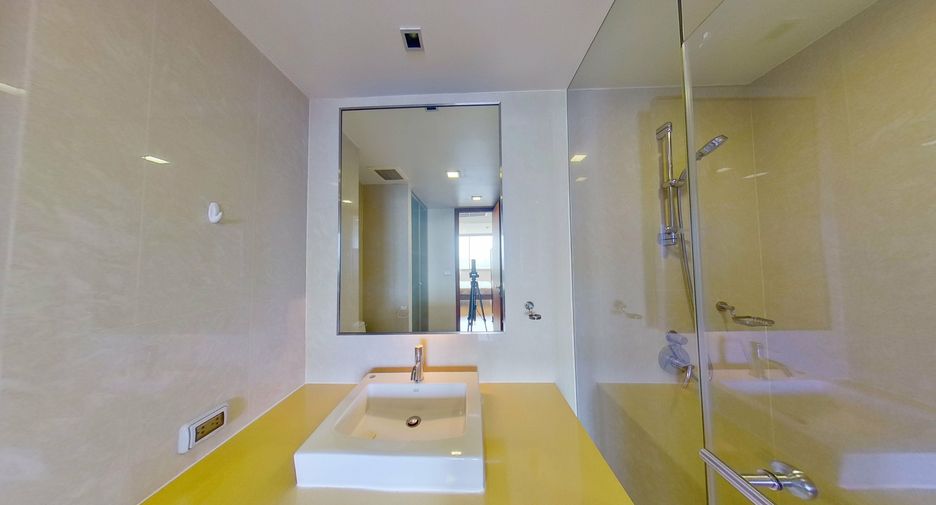 For rent 3 bedrooms condo in Khlong Toei, Bangkok