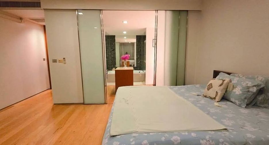 For rent 3 bedrooms condo in Khlong Toei, Bangkok