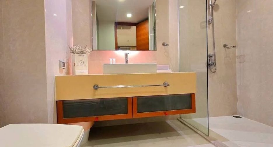 For rent 3 bedrooms condo in Khlong Toei, Bangkok