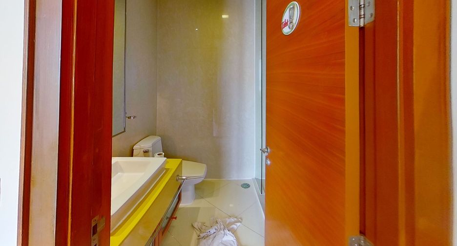 For rent 3 bedrooms condo in Khlong Toei, Bangkok
