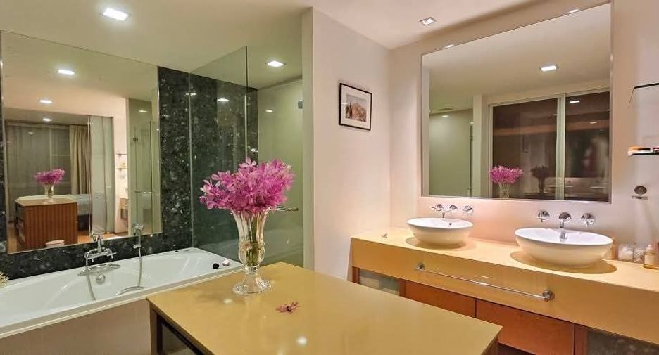 For rent 3 bedrooms condo in Khlong Toei, Bangkok