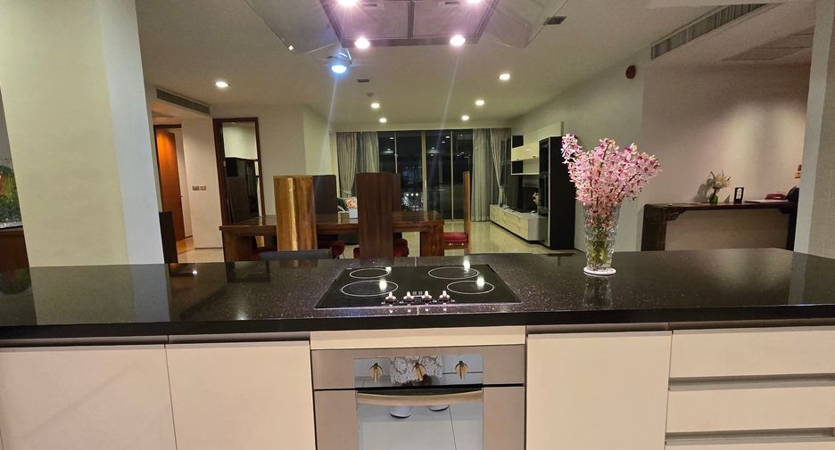 For rent 3 bedrooms condo in Khlong Toei, Bangkok