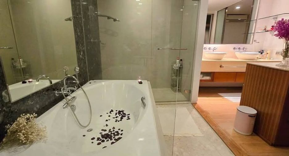 For rent 3 bedrooms condo in Khlong Toei, Bangkok