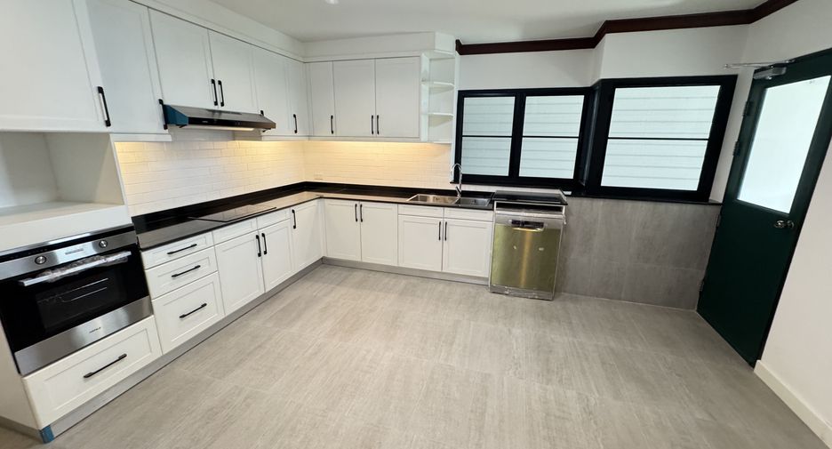 For rent 4 bedrooms apartment in Khlong Toei, Bangkok