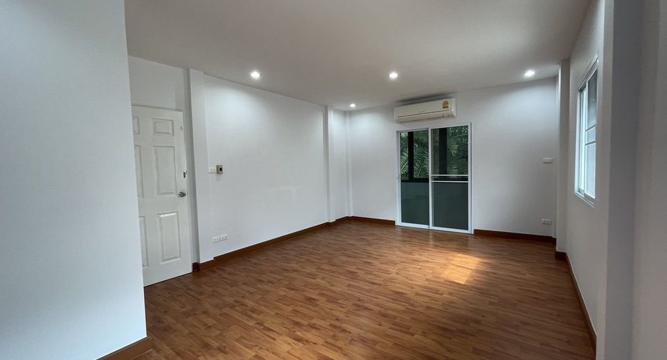 À vendre 3 chambres maison à Lat Phrao, Bangkok