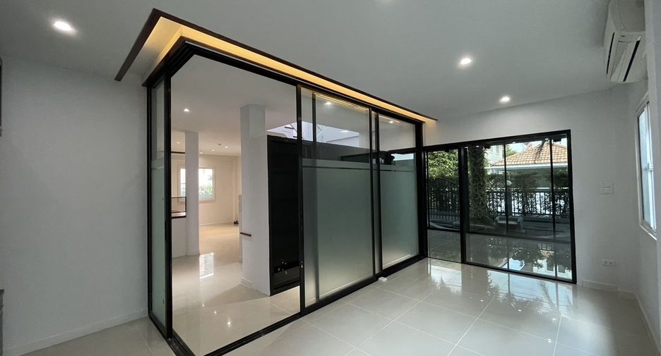 À vendre 3 chambres maison à Lat Phrao, Bangkok