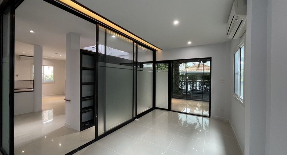 À vendre 3 chambres maison à Lat Phrao, Bangkok