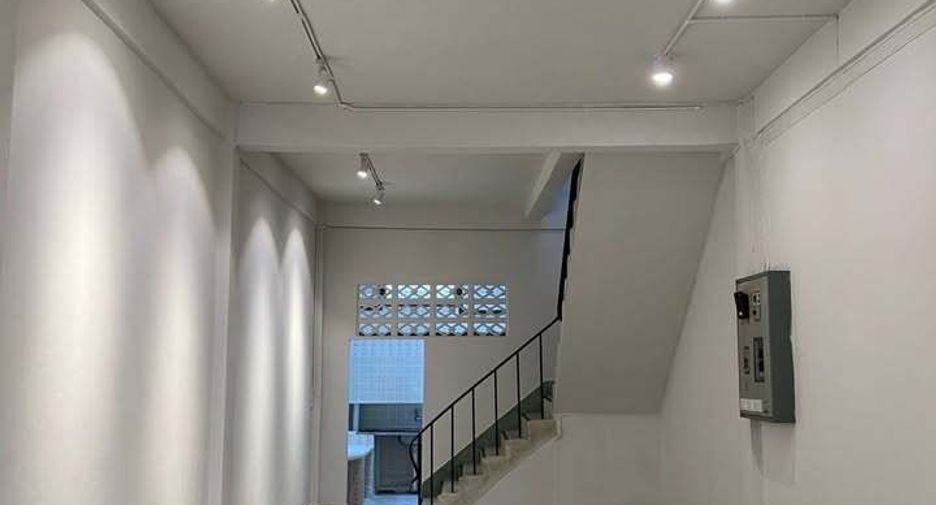 For rent 4 bedrooms house in Khlong San, Bangkok
