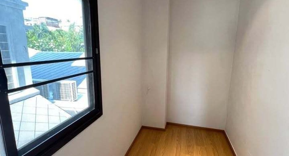 For rent 4 bedrooms house in Khlong San, Bangkok