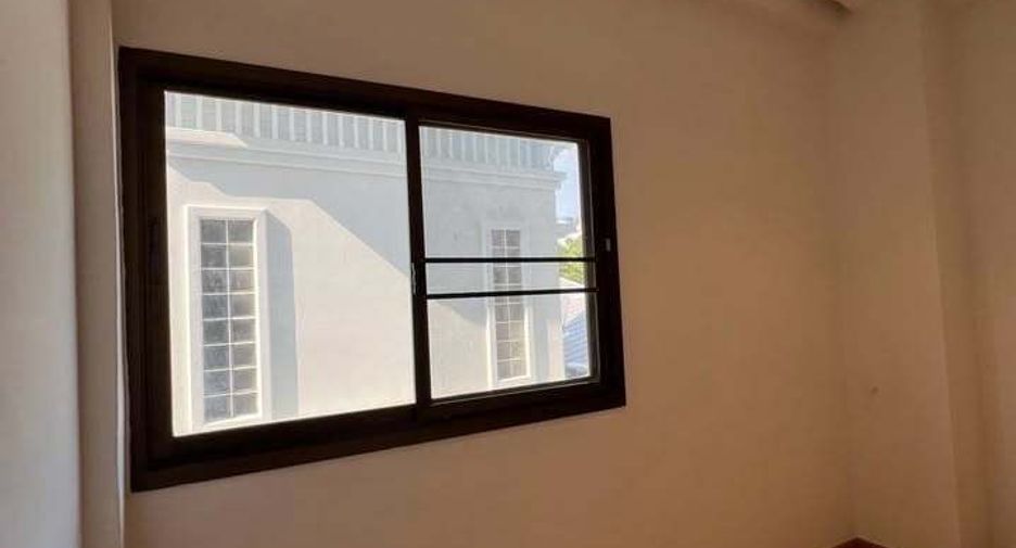 For rent 4 bedrooms house in Khlong San, Bangkok