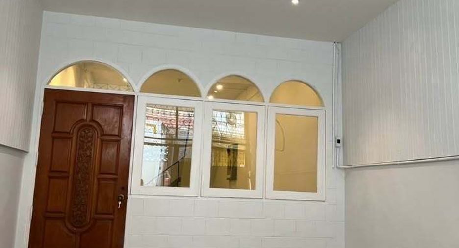 For rent 4 bedrooms house in Khlong San, Bangkok