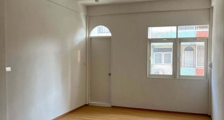 For rent 4 bedrooms house in Khlong San, Bangkok
