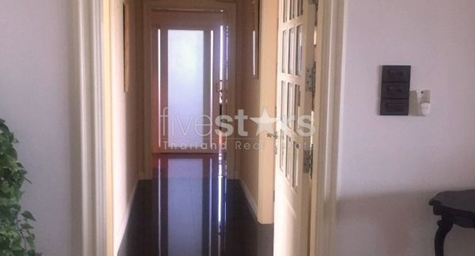 Condo en venta de 3 habitaciones en Yan Nawa, Bangkok