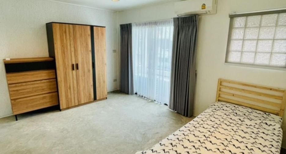 For rent 3 bedrooms townhouse in Bang Na, Bangkok