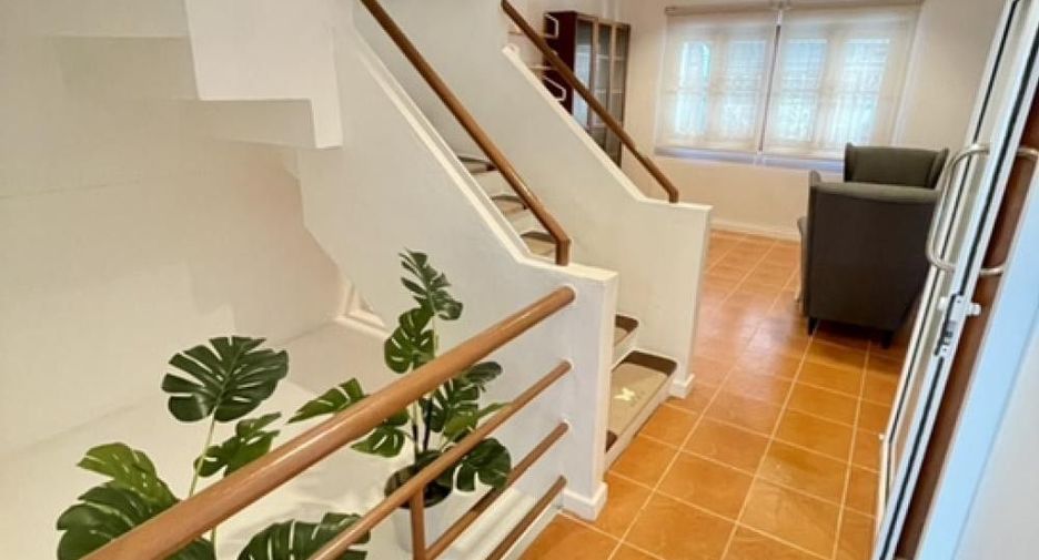 For rent 3 bedrooms townhouse in Bang Na, Bangkok