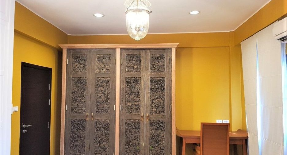 For rent 4 bedrooms townhouse in Watthana, Bangkok