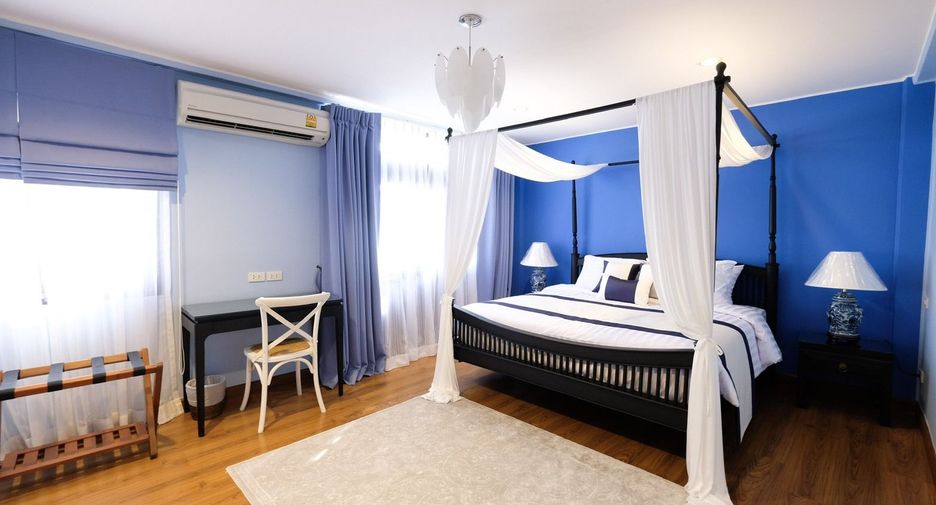 For rent 4 bedrooms townhouse in Watthana, Bangkok