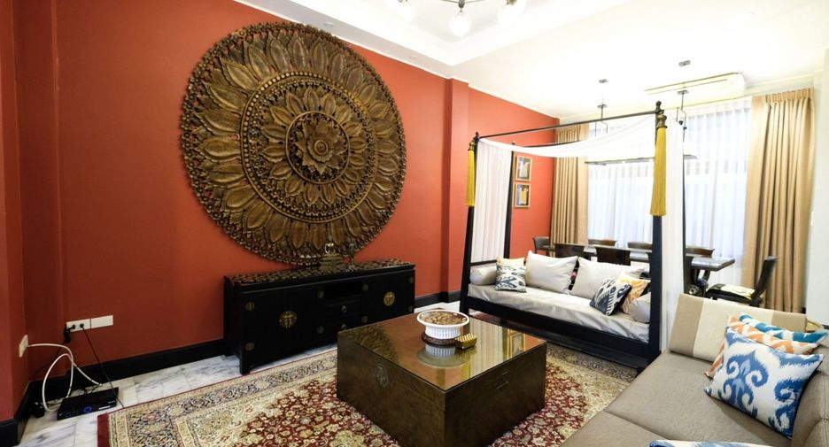 For rent 4 bedrooms townhouse in Watthana, Bangkok