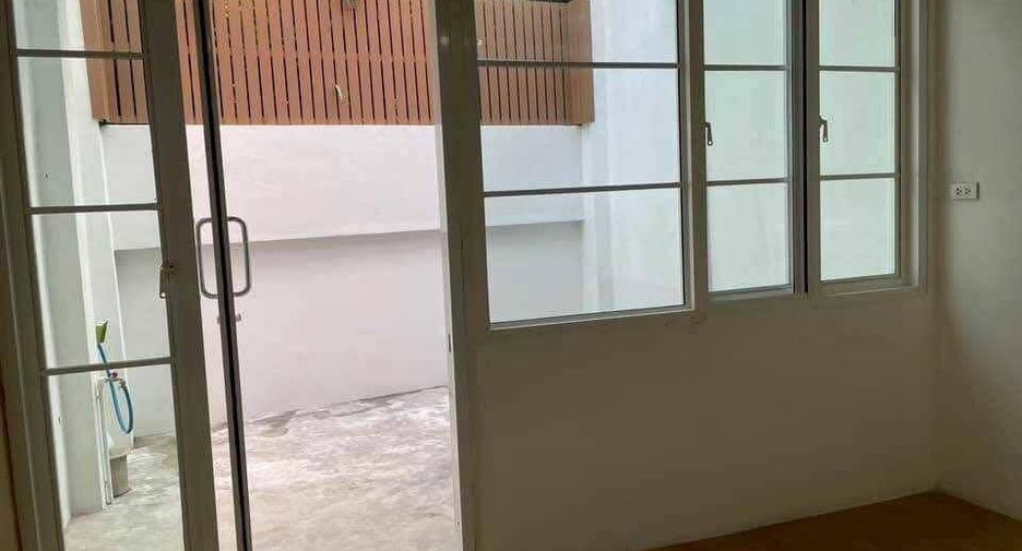 Reihenhaus zur Miete mit 5 Zimmer in Phra Khanong, Bangkok
