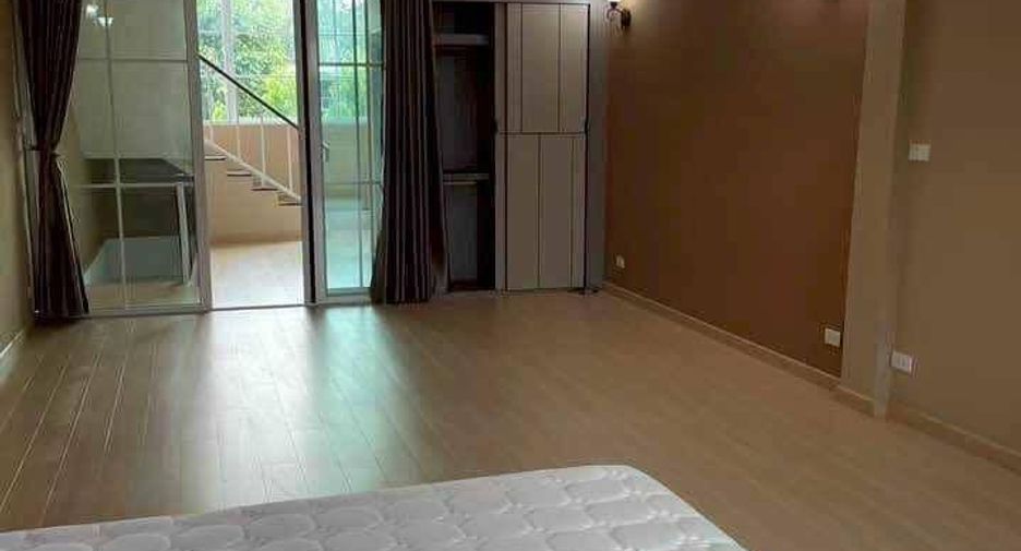 Reihenhaus zur Miete mit 5 Zimmer in Phra Khanong, Bangkok