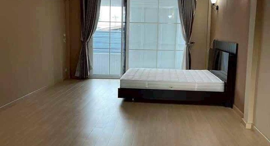 Reihenhaus zur Miete mit 5 Zimmer in Phra Khanong, Bangkok