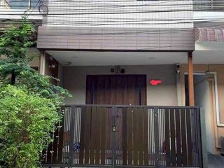 出租 5 卧室 联排别墅 在 Phra Khanong, 曼谷