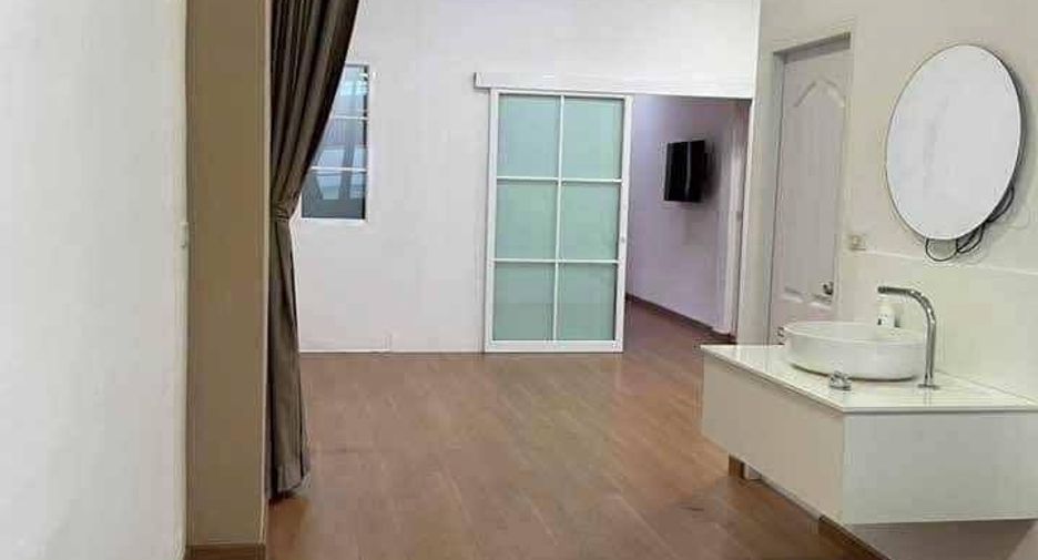 Reihenhaus zur Miete mit 5 Zimmer in Phra Khanong, Bangkok