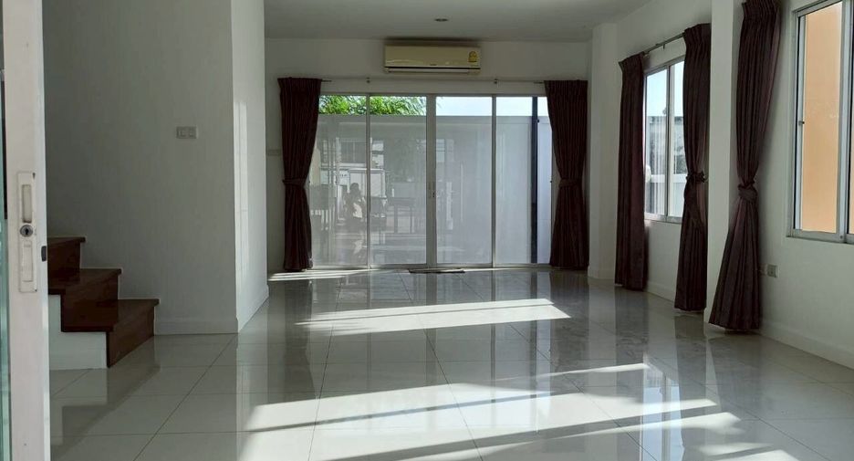 For rent 3 bedrooms townhouse in Lat Phrao, Bangkok