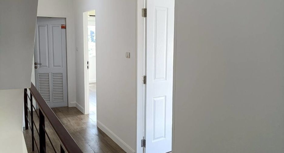 For rent 3 bedrooms townhouse in Lat Phrao, Bangkok