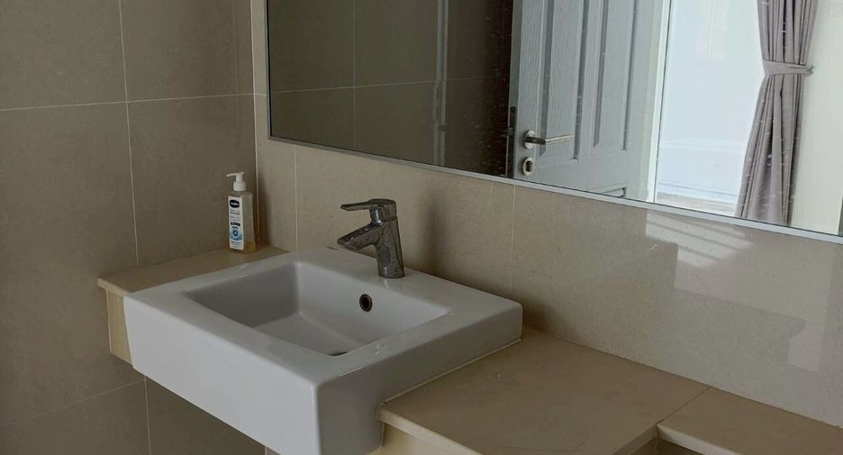 For rent 3 bedrooms townhouse in Lat Phrao, Bangkok