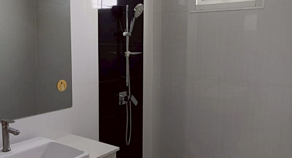 For rent 3 bedrooms townhouse in Lat Phrao, Bangkok
