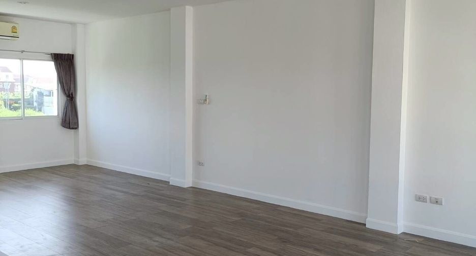 For rent 3 bedrooms townhouse in Lat Phrao, Bangkok