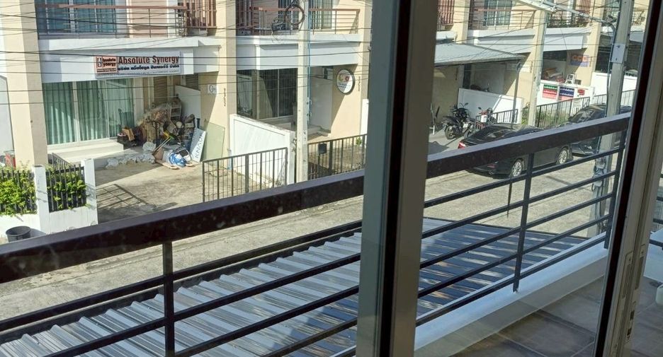 For rent 3 bedrooms townhouse in Lat Phrao, Bangkok