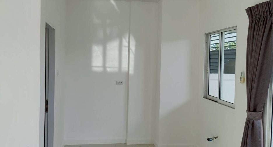 For rent 3 bedrooms townhouse in Lat Phrao, Bangkok