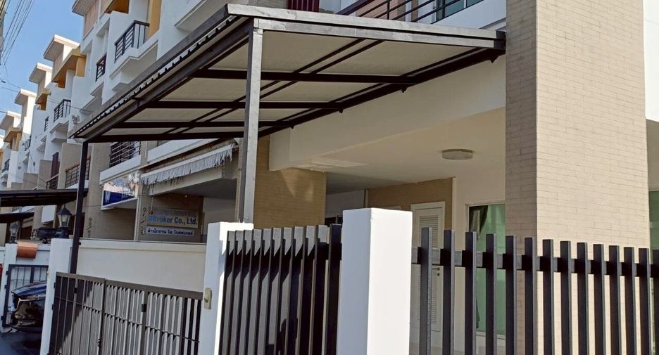 For rent 3 bedrooms townhouse in Lat Phrao, Bangkok