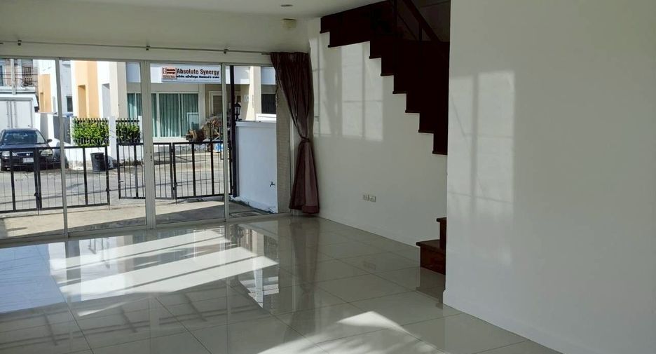 For rent 3 bedrooms townhouse in Lat Phrao, Bangkok